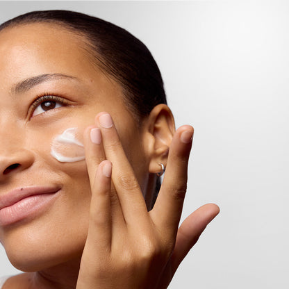 Application de Stabilizing Repair Serum sur le visage