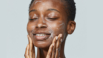 Waarom het dubbel reinigen van het gezicht zo belangrijk is